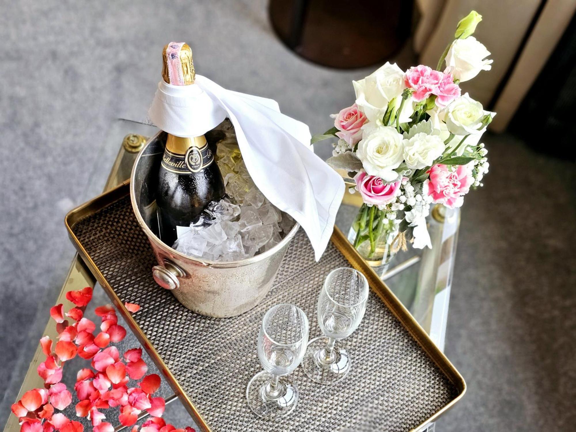 The Sukosol Hotel Bangkok Exteriér fotografie A bottle of champagne in a cooler