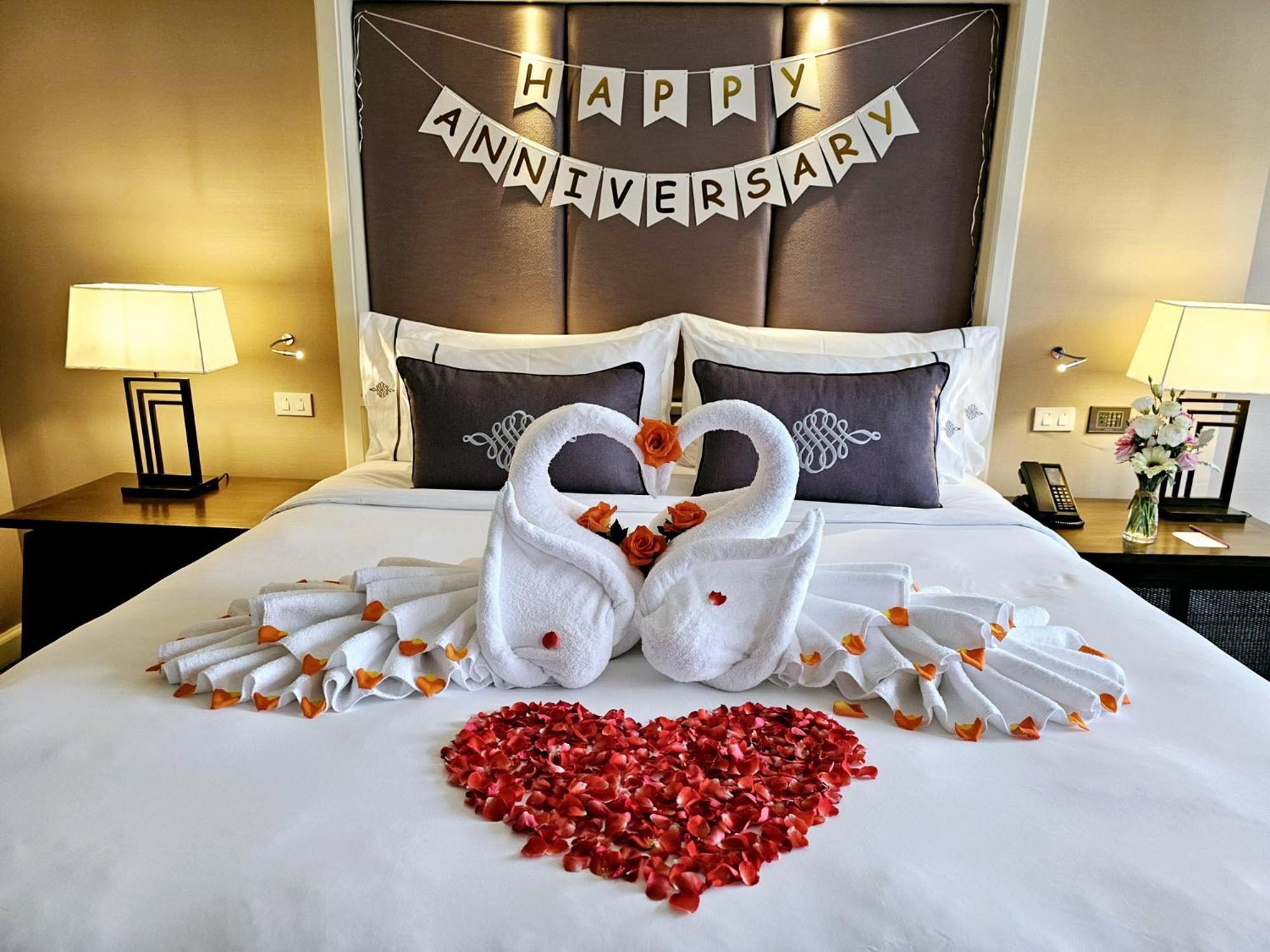 The Sukosol Hotel Bangkok Exteriér fotografie A bed decorated for a wedding anniversary