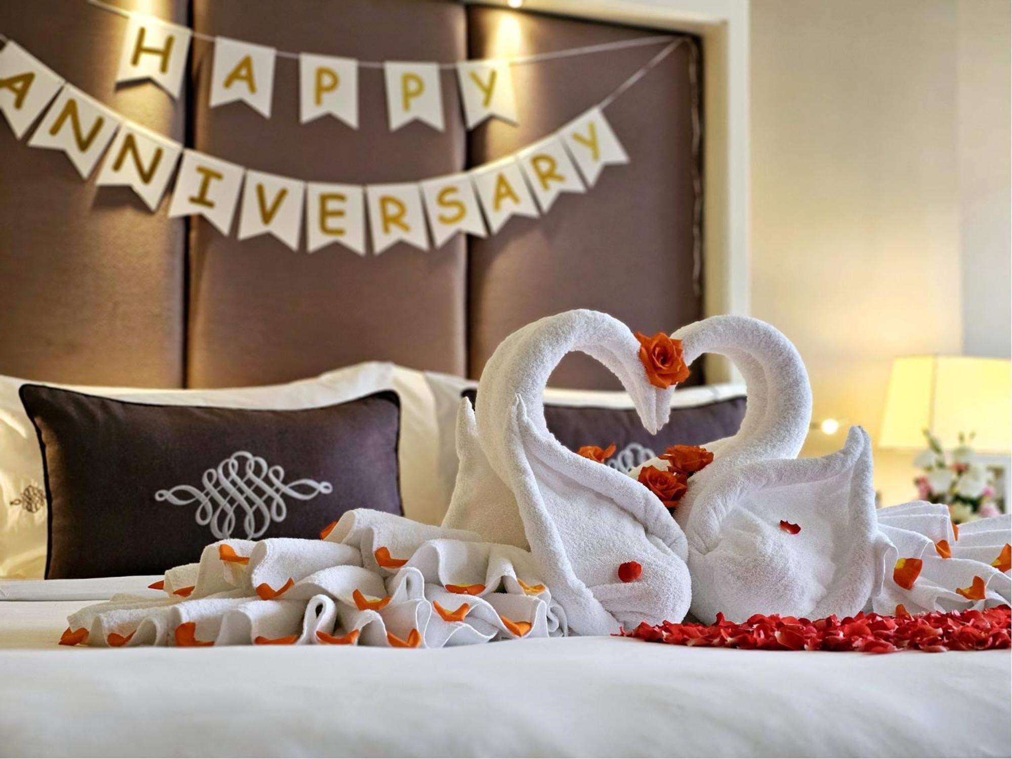The Sukosol Hotel Bangkok Exteriér fotografie A hotel room decorated for a wedding anniversary