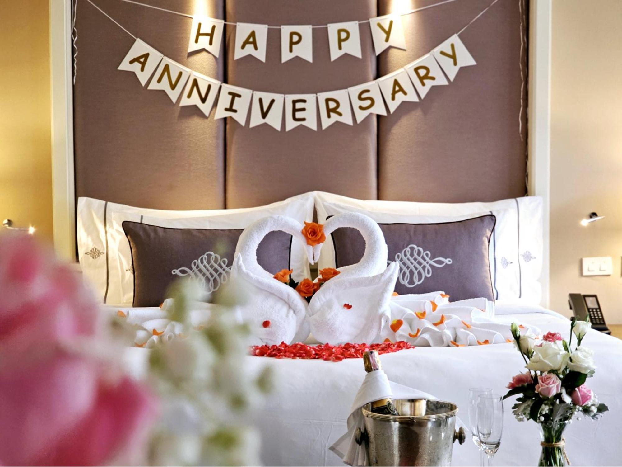 The Sukosol Hotel Bangkok Exteriér fotografie A hotel room decorated for an anniversary celebration