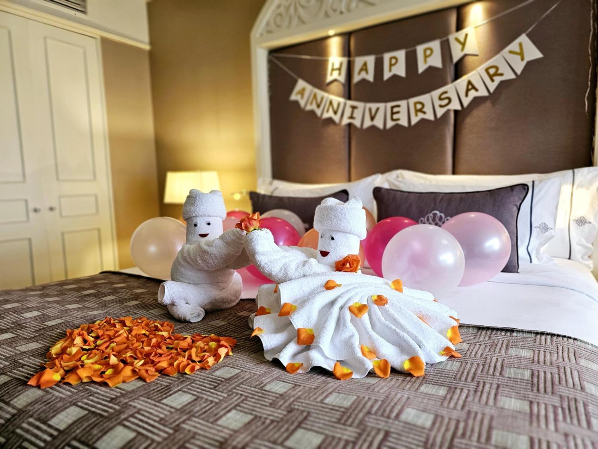 The Sukosol Hotel Bangkok Exteriér fotografie A hotel room decorated for an anniversary