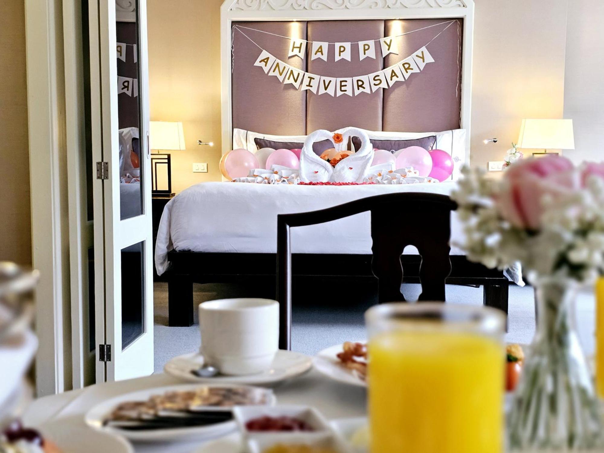 The Sukosol Hotel Bangkok Exteriér fotografie A hotel room decorated for an anniversary celebration
