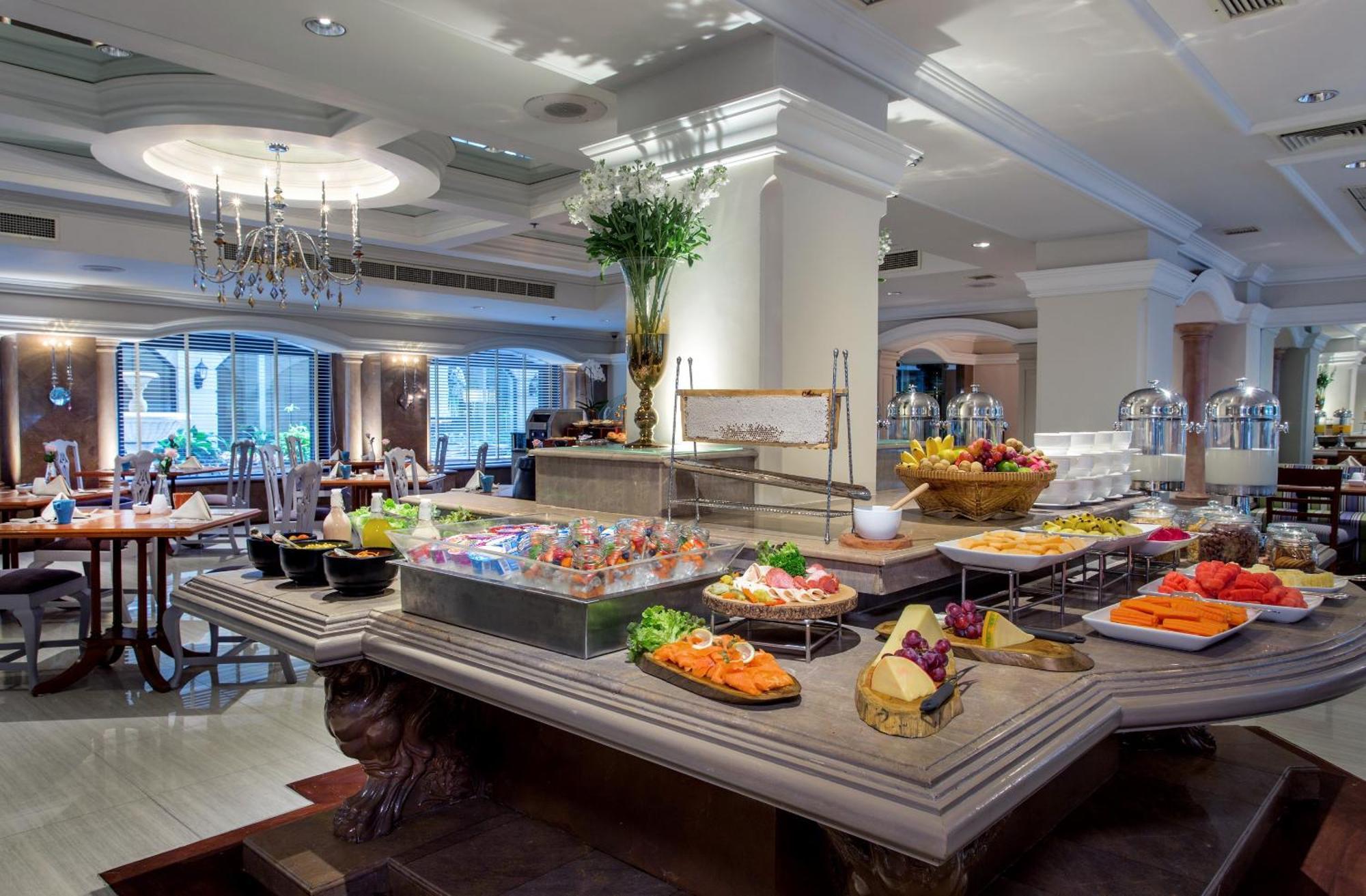 The Sukosol Hotel Bangkok Exteriér fotografie A buffet at a hotel