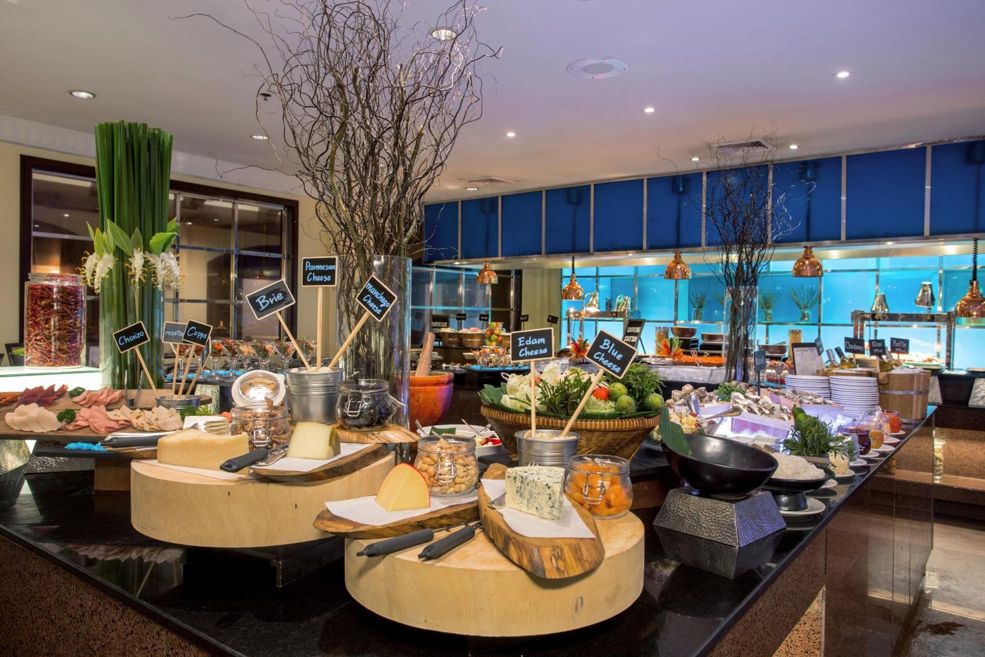 The Sukosol Hotel Bangkok Exteriér fotografie A buffet at a hotel