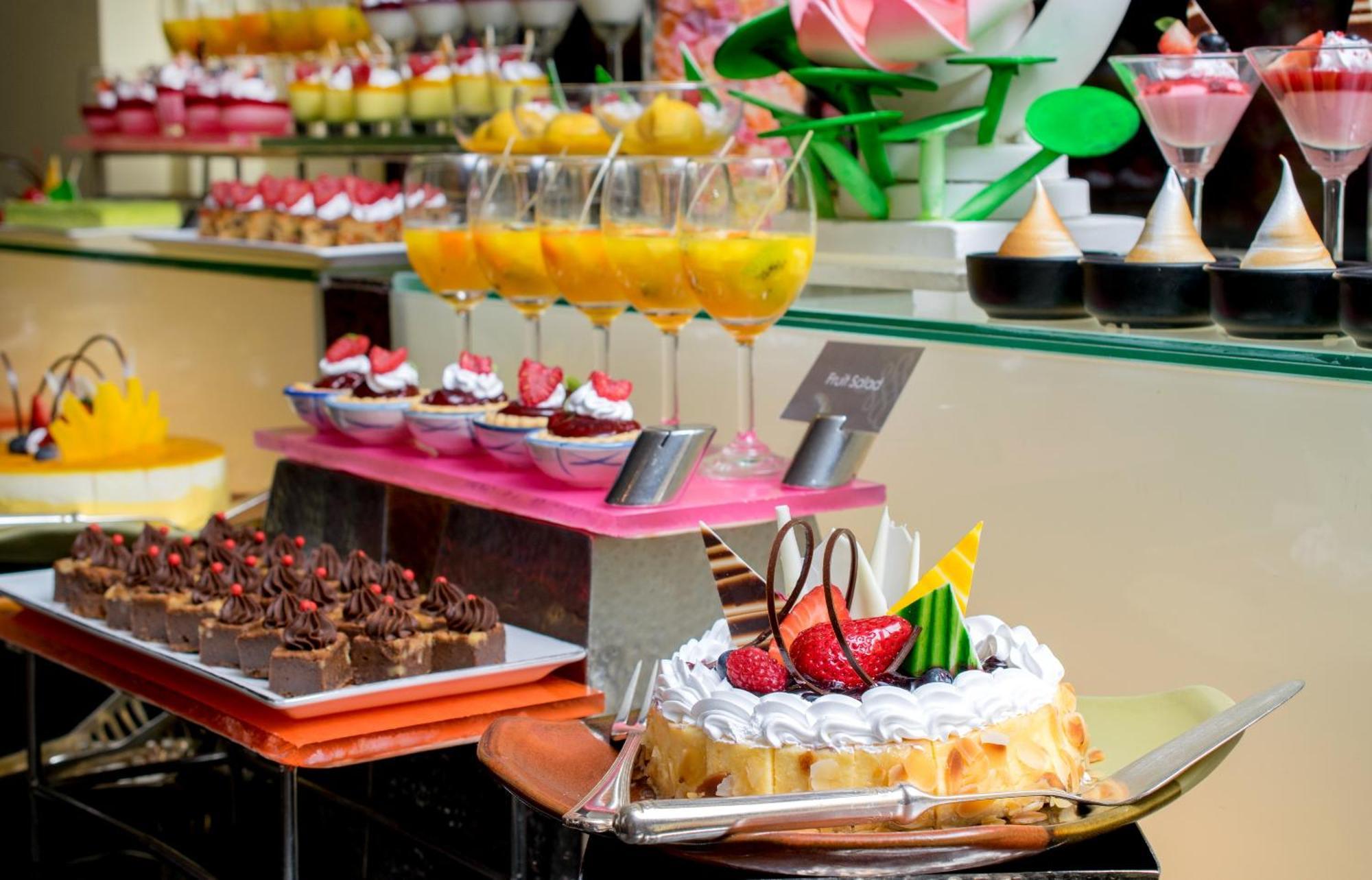 The Sukosol Hotel Bangkok Exteriér fotografie A dessert buffet