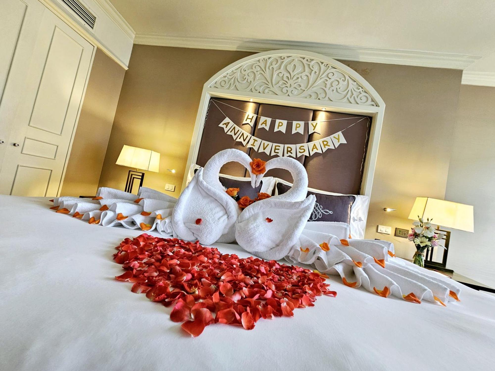The Sukosol Hotel Bangkok Exteriér fotografie A bedroom decorated for a wedding anniversary